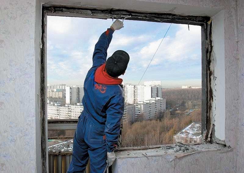 Демонтаж старого остекления балкона Троицк